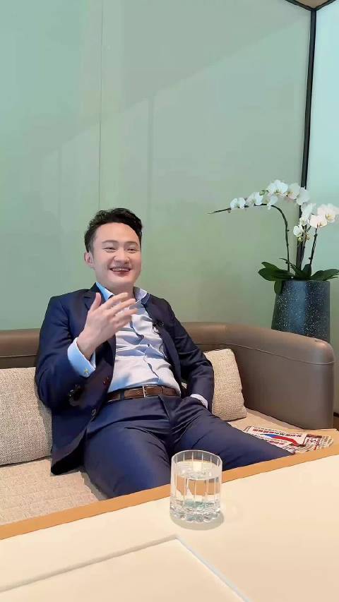 孙宇晨回应黑粉夸帅气，称景甜非为钱与他相恋