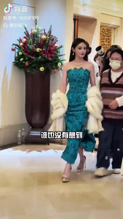 穿这种衣服肯定有贴乳贴不会走光的
