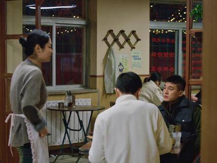 豪迈师父带洁癖小徒弟去烧烤店 一人看看看一个擦擦擦