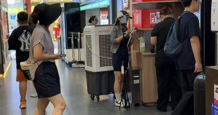 调查|吃个饭、排个队,竟成直播间“背景板”!谁在拿路人肖像换流量? 调查|吃个饭、排个队,竟成直播间“背景板”!谁在拿路人肖像换流量?