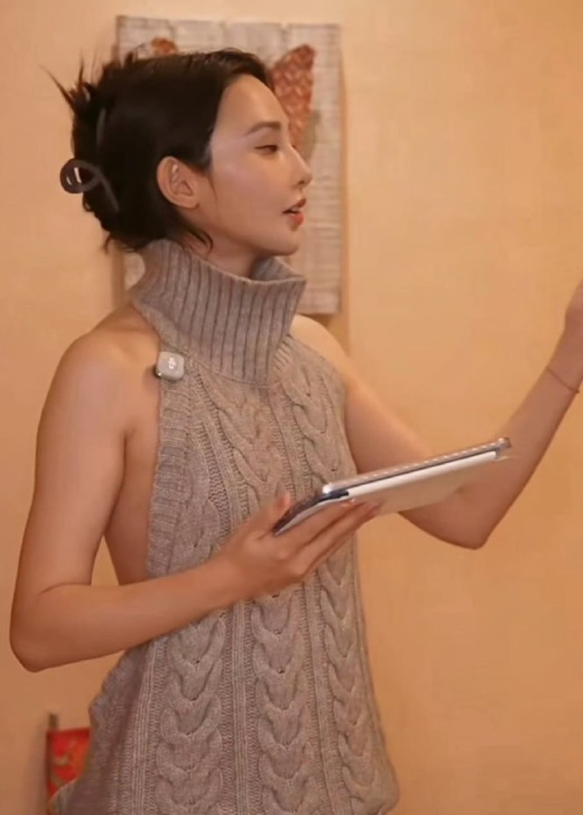 彭小苒直播穿搭存隐患，被劝换衣，工作室致歉并将追责造谣者