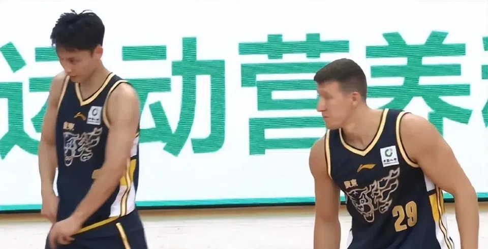 广东男篮大胜！徐杰15分，广东新帅3点不输杜锋，陈海涛有远见