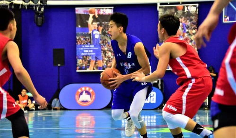 四届NBA总冠军库里空降广东民间联赛助威！港澳队首次参赛东区103比89赢下，杜锋以新身份赠礼