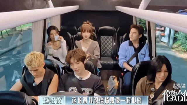 赵昭仪伦敦街头社交破冰，轻松与路人聊天