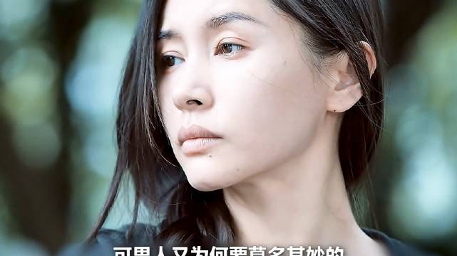刚被丈夫家暴完的女人走在大街上，被陌生男人塞到手里两张卡片