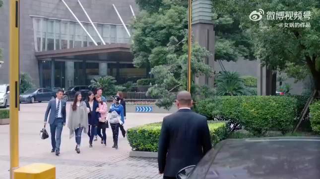 安迪和包奕凡在一起，比和魏渭开心，还是曲筱绡看得透彻