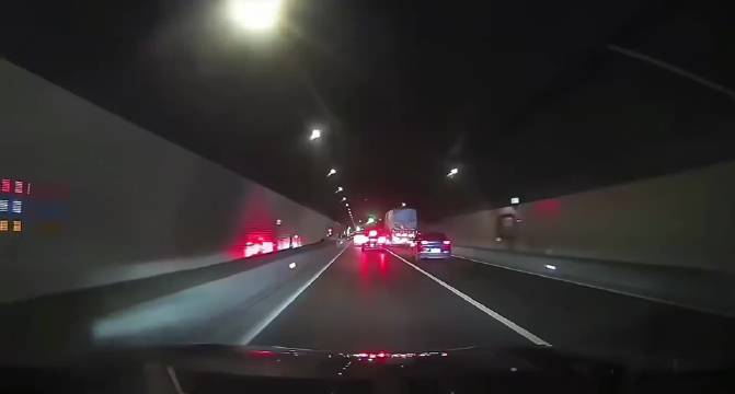 高速移动路障与卡车并行，视频车遭别车