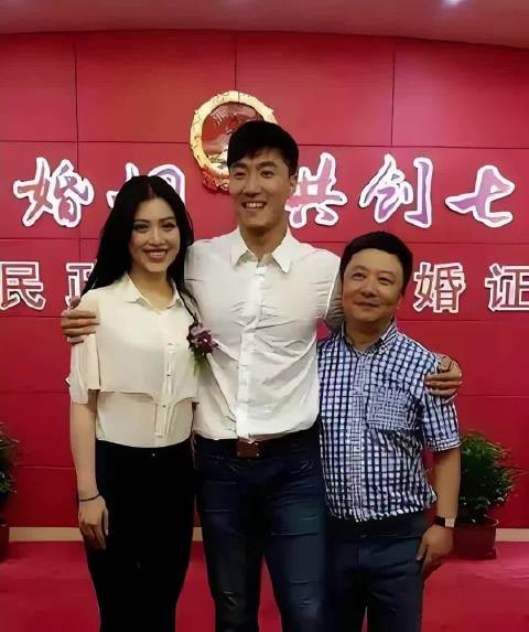 刘翔当年跟葛天结婚的时候，真的好喜欢妻子哦，跟其他人合影，还要搂着葛天…