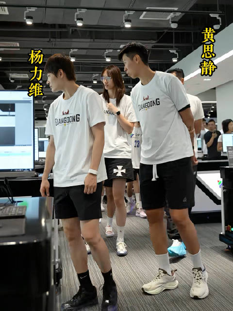 杨力维随广东女篮到访奥普特交流
