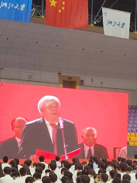浙大教授开学典礼甩头走红，实则国家奖得主快乐科研