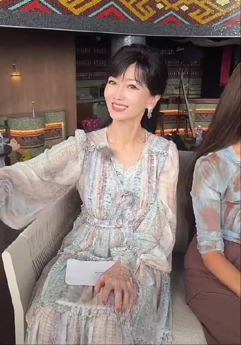 赵雅芝幕后直播用粤语说希望大家天天开心