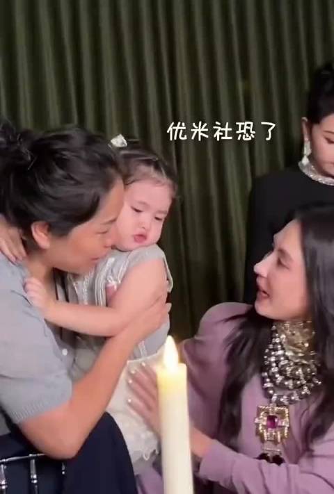 看张柏芝对韩安冉女儿的喜欢，就知道她有多想生个女儿了！