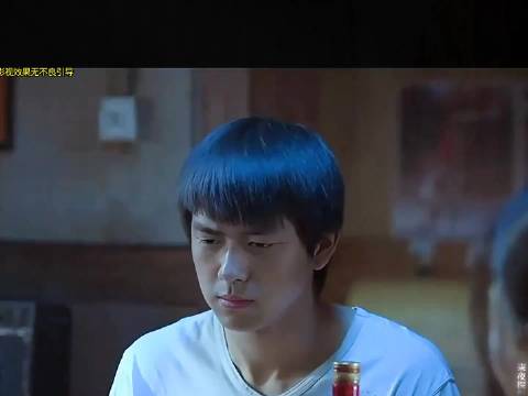 高考状元庆功宴上倒酒决裂，与母断绝关系令其搬走