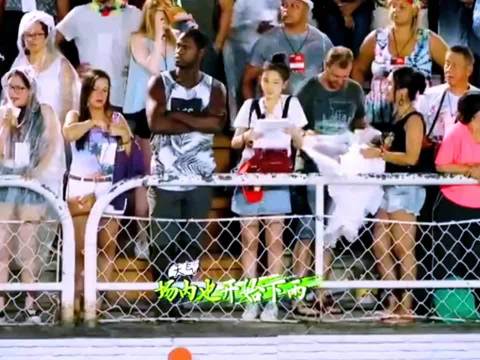18岁宋祖儿让出花车名额，主动照看行李