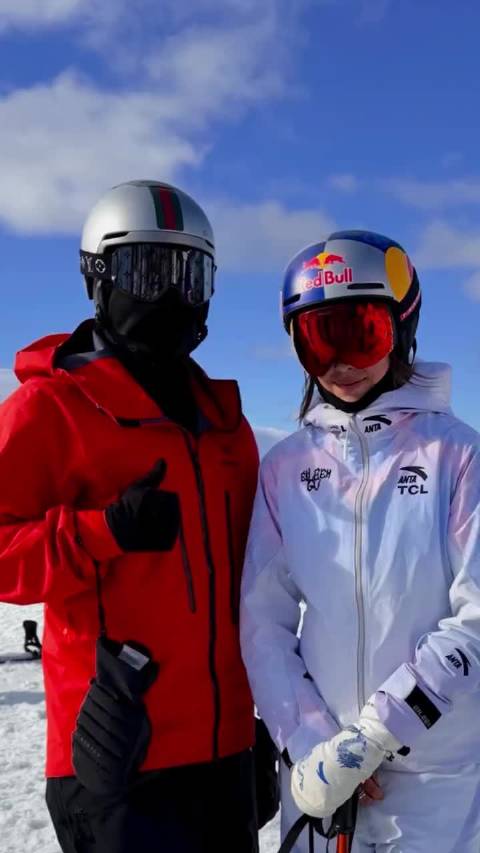 谷爱凌新西兰开启训练，浅色滑雪服合影粉丝