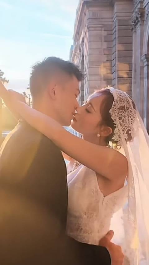 郑思维拍婚纱照！与妻子巴黎秀恩爱，准备补办婚礼，育有一儿一女
