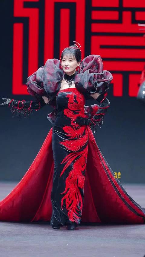 73岁赵雅芝体态好，自律与空姐经历是关键