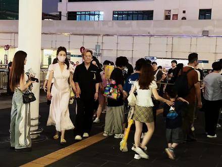 巧遇陈浩民蒋丽莎，四娃家庭满溢幸福