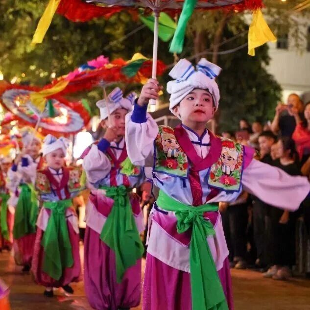 繁花遍街巷！一场快闪，让民间艺术“闯”进榆林古城大街