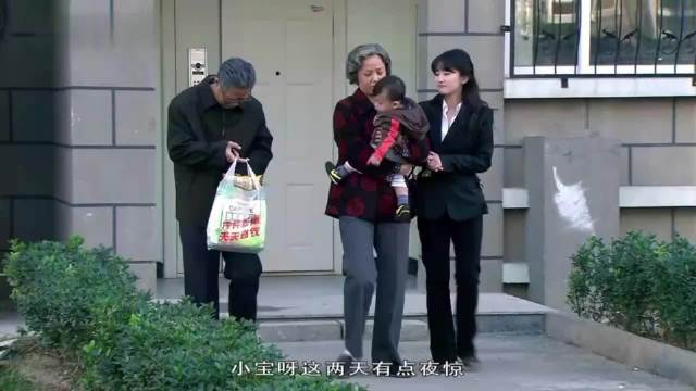 金婚：小宝就要走了，佟子是一直舍不得撒手，一直抱着不给！