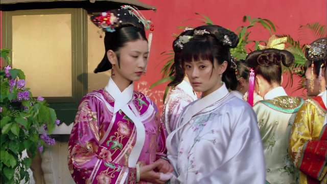 甄嬛仗义执言为安陵容解围，通过语言艺术化解夏冬春怒气