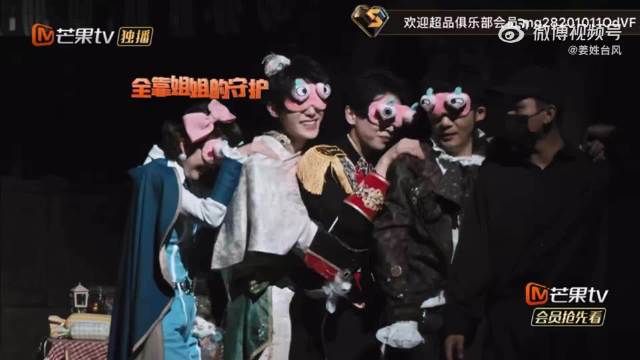 张真源排唐艺昕前面安慰姐姐，大老师调侃其会安慰人