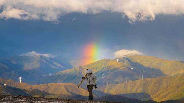 康定高尔寺山4300米，冰雹大雨后惊现彩虹