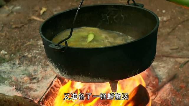 猎人与厨师饱餐蜥蜴肉蟹汤后设陷阱狩猎野猪