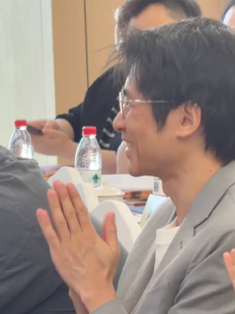 导演韩寒开会被表扬，害羞了