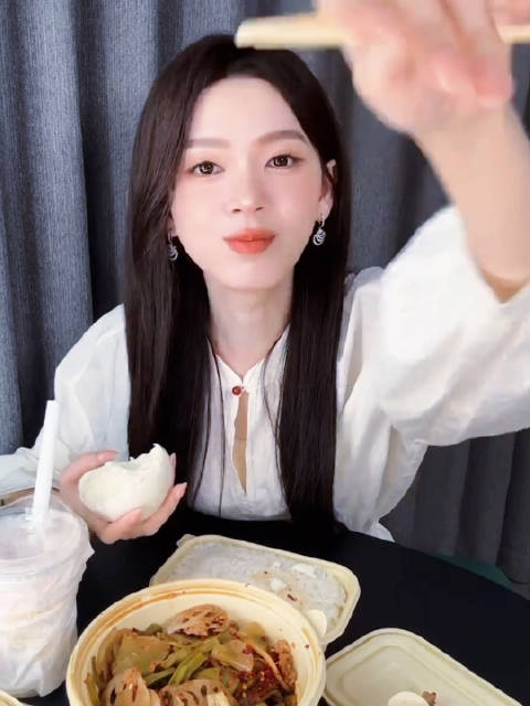 此女就这样哄她的七仔们 感受到了小呼视角