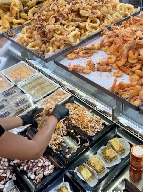 意大利那不勒斯街吃炸鱼美食瞬间