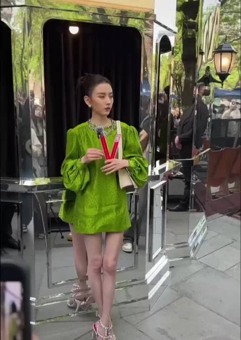 宋祖儿大腿都快和脖子一样细了，祖儿真的太瘦了！