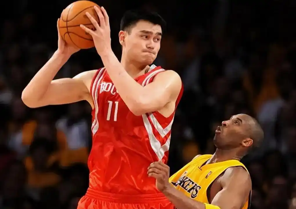 姚明打了8年NBA，如今每月能领多少退休金？说出来你别不信