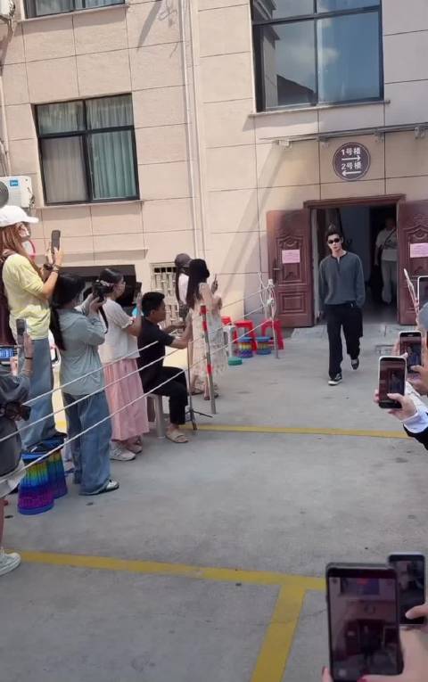 何与出妆单手插兜真的帅气
