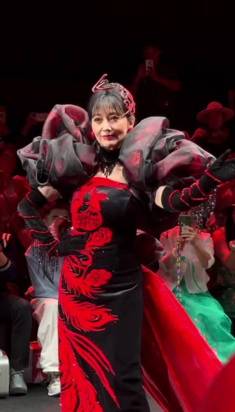 赵雅芝直播带货着装被指浮夸与形象不符