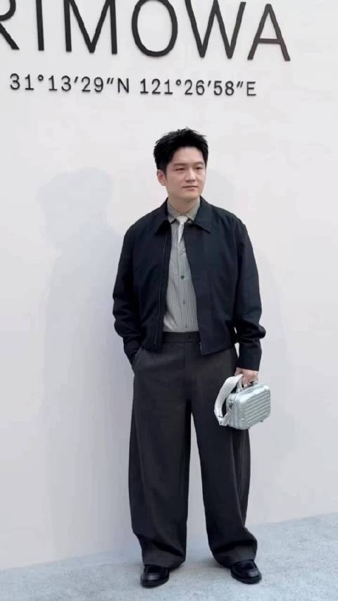 樊振东现身上海时尚活动，与赵今麦同框人气旺