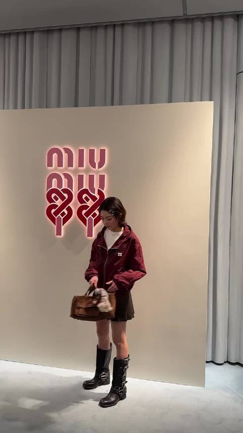 赵今麦亮相上海活动