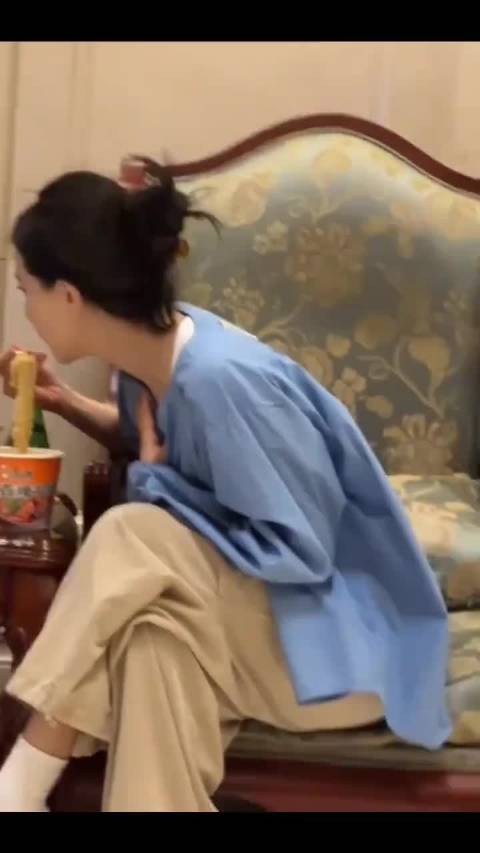 高圆圆也吃泡面啊