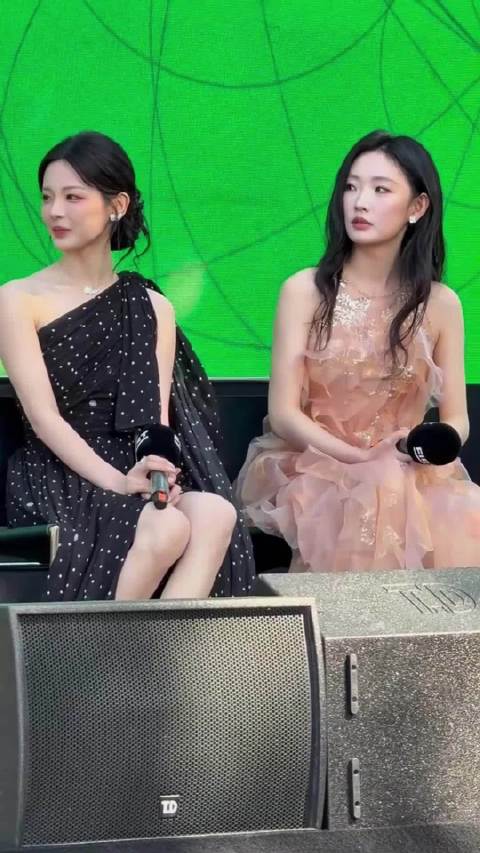 杨超越×周依然同框亮相，两位95花状态都很在线