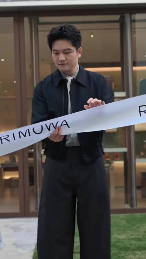 我们小胖儿就是眼里有活，上手帮忙传剪彩带哈哈哈哈cr.我爱看大牌 侵删