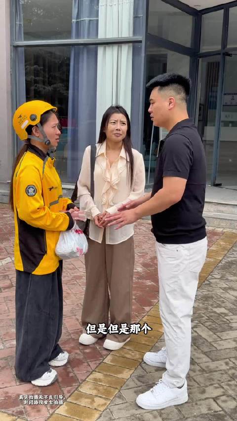 外卖员王艳救人后生活艰难，独自养女照顾婆婆