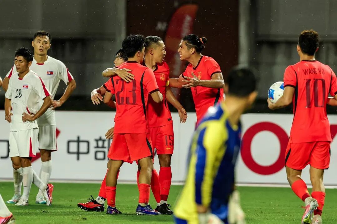 亚运会开门红！中国男足亚运队2-1逆转朝鲜队，37岁吴曦和29岁张玉宁均1球1助