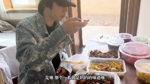 刘耀文生日纪录片，新疆拍镖人时吃妈妈做的菜