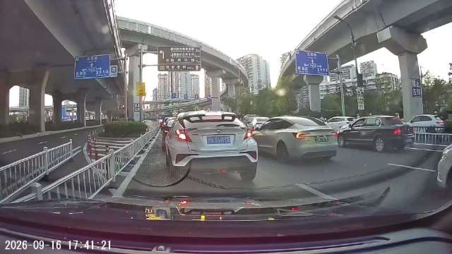视频车和特斯拉谁的责任？ 评论区说说您的看法……