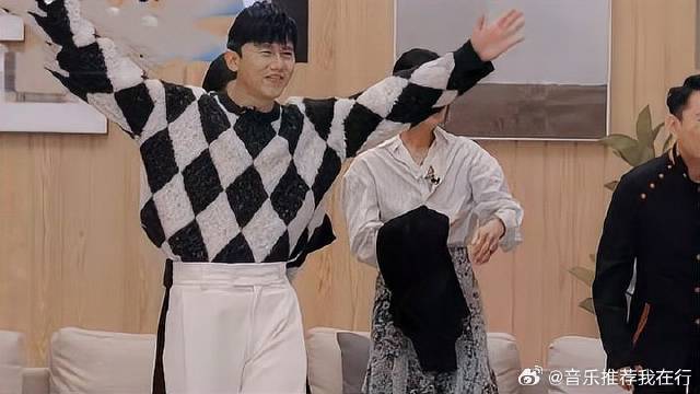 张韶涵忘记镜头，竟对张杰摸头“杀”
