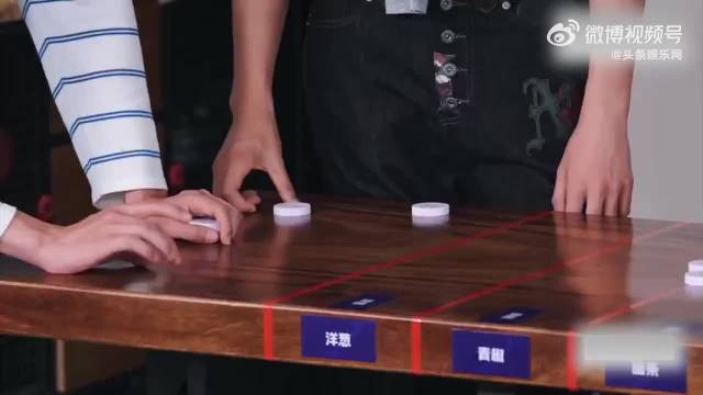 朱志鑫弹瓶盖误落苏新皓，疯狂看眼色忙解释