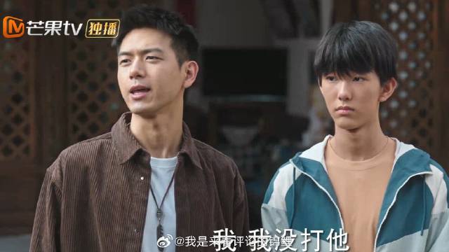 弟弟撞坏手机，美女见哥哥是暴脾气，提醒别揍他