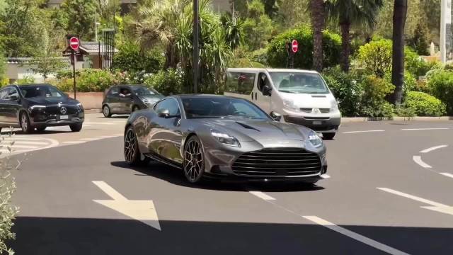 阿斯顿·马丁Vanquish，5.2T V12千牛扭矩，优雅猛兽跑着舒服！