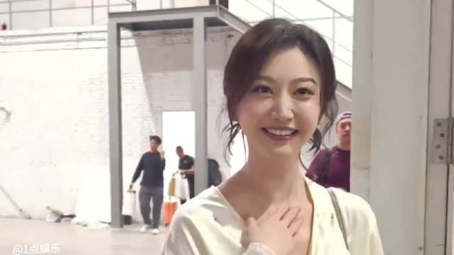景甜在事件后露面 心情大好不受影响了
