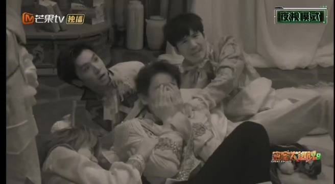 黑暗里NPC一出现，@时代少年团-张真源 吓得赶紧往哥哥们身上摸…